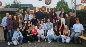 Gruppenfoto der Vereinsmitglieder in entspannter Athmosphäre auf dem Vereinsgrillen.