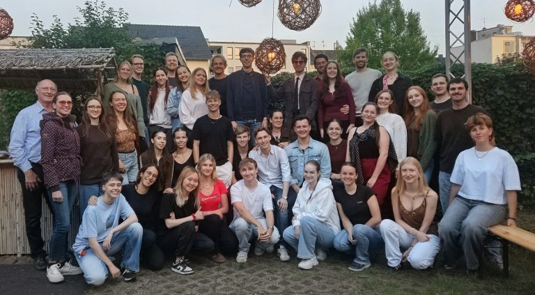 Gruppenfoto der Vereinsmitglieder in entspannter Athmosphäre auf dem Vereinsgrillen.