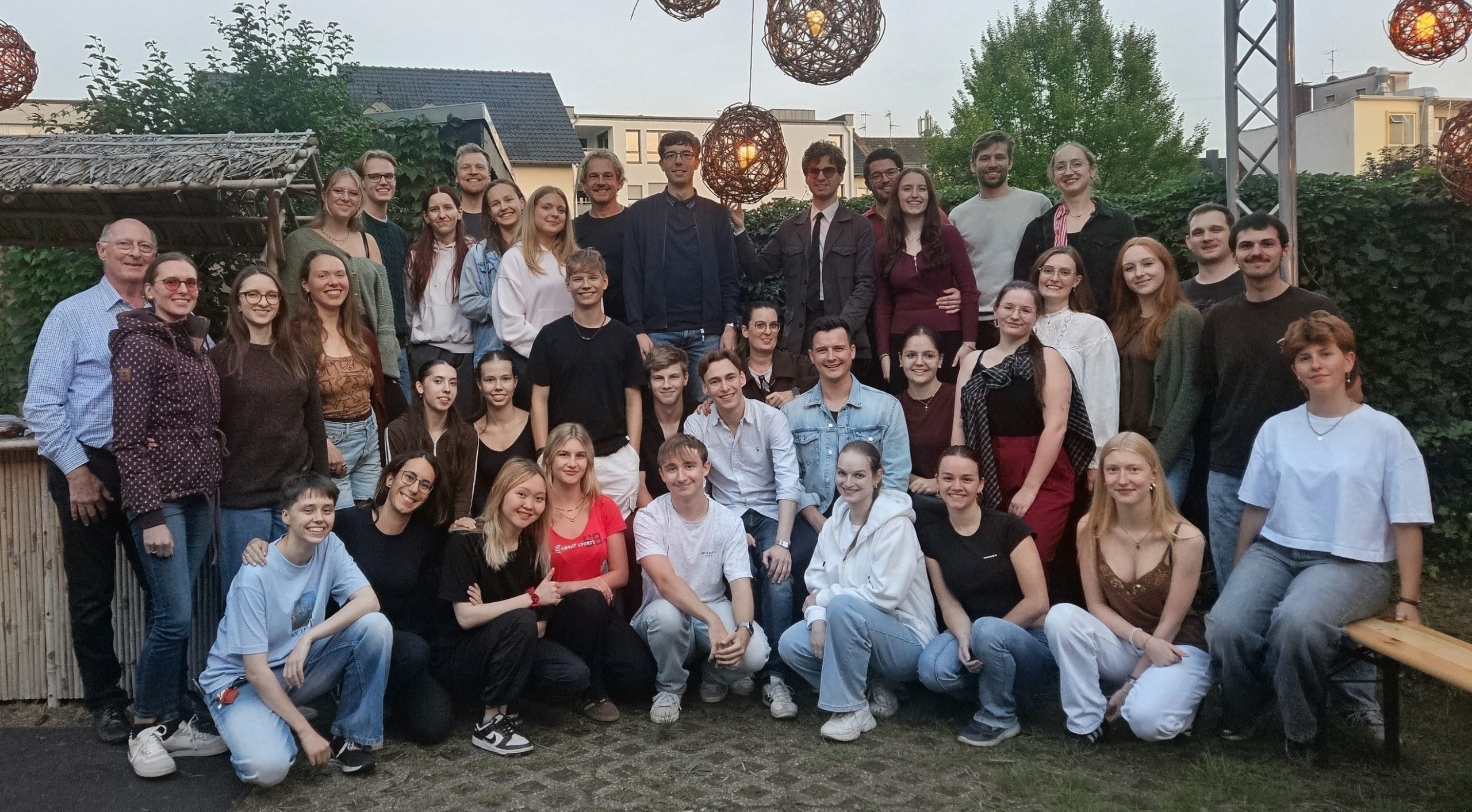 Gruppenfoto der Vereinsmitglieder in entspannter Athmosphäre auf dem Vereinsgrillen.